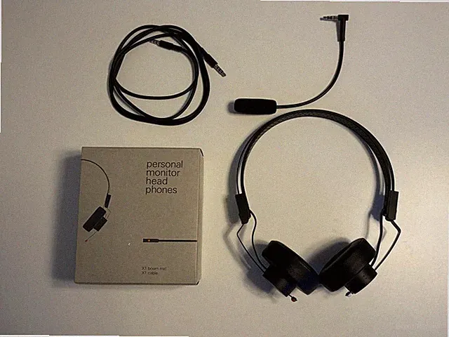 Teenage Engineering kabelgebundene Over-Ear-Kopfhörer schwarz mit Hülle