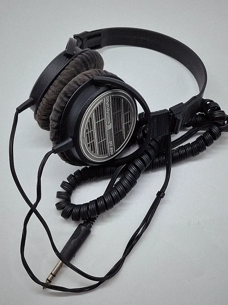 Vintage-Studiokopfhörer vom Typ beyerdynamic DT 880 aus den 1980er-Jahren